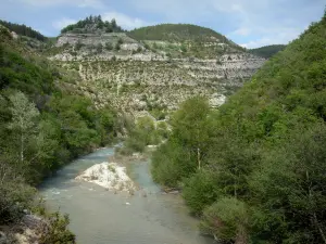 メージュの峡谷 - メージュ川、水の端の木々と丘