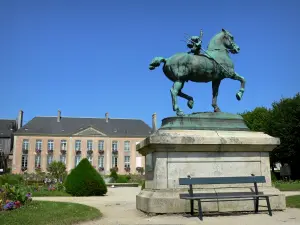 モルターニュ=オー=ペルシュ - 市庁舎の庭で騎馬像