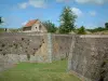 モントルイユ・シュル・メール - ディッチ、城砦の城壁と空の雲
