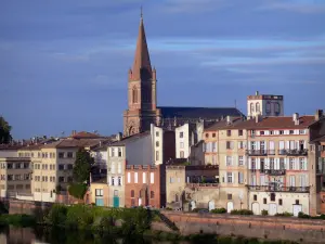 モントーバン - Saint-Orens教会の鐘楼とTarn川沿いの家のファサード