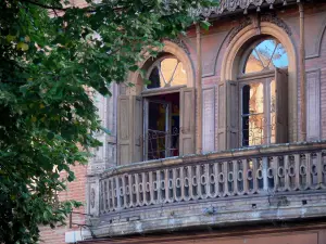 モントーバン - 家の窓とバルコニー