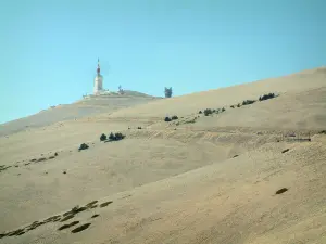 モンヴァントゥー - 白い石で覆われた裸の斜面を持つMont Ventoux（石灰岩の山）の頂上