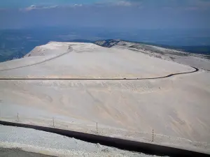 モンヴァントゥー - 白い石で覆われたモンヴァントゥー（石灰岩の山）の露出した斜面