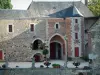 ラシャペルダンギヨンの城 - アラン=フルニエ美術館を収容する城：中庭と砲塔のある家