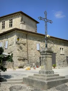 ラヴァルデン - 村の十字架とファサード