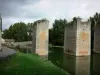 リュサックレシャトー - 古い城の跳ね橋（遺跡）、池、木々の山