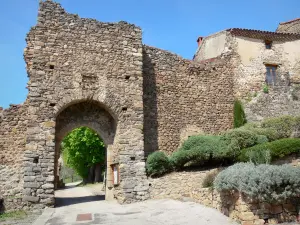 レオトゥン城 - 中世の村の要塞