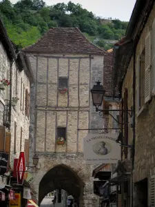 ロカマドゥール - 石造りの家、Causses du Quercyの地域自然公園内の商店街とドアのサーモンの看板