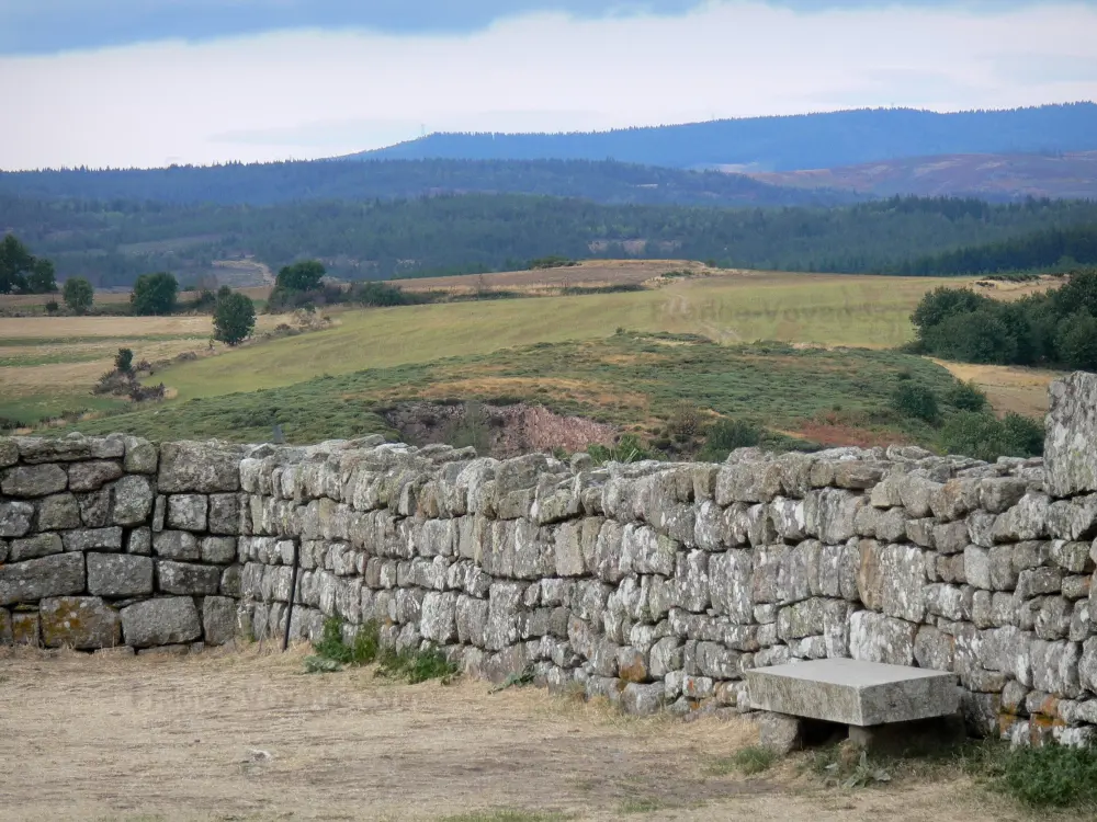 のロゼール県ガイド - ロゼールの風景 - 周囲の風景を望むLa Garde-Guérin（Prévenchèresのコミューン）の石造りの壁とベンチ