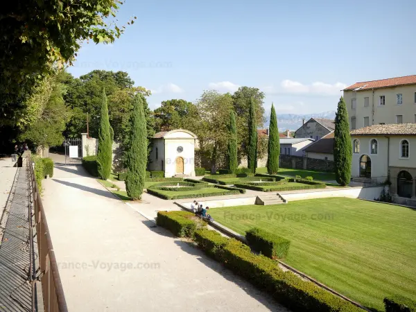 ロマン=シュル=イゼール - インターナショナルシューミュージアムの庭園、かつての修道院サントマリー修道院