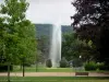 ロンルソーニエ - 温泉施設の樹木が茂った公園（噴水、木、道、低木、芝生とベンチのある噴水）