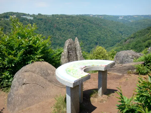 ヴェゼールの峡谷 - ヴェラの緑峡谷のパノラマのある、アラッサックの町にあるロシュ遺跡のオリエンテーションテーブル