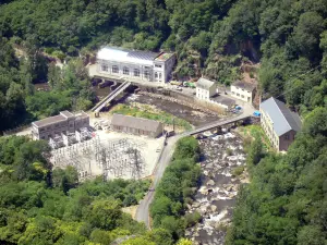 ヴェゼールの峡谷 - ヴテザックの町に位置するSaillantの水力発電所の景色