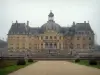 ヴォールヴィコント城 - ル・ノートルの古典的な様式の城とフランス庭園のファサード