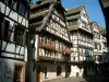 指南下莱茵省 - 斯特拉斯堡 - La Petite France（以前的制革商，制粉商和渔民区）：半木结构的中世纪房屋，有倾斜和开放的屋顶