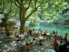 丰泰纳德沃克吕瑟 - 阴凉的咖啡露台（树木）可欣赏到Sorgue河的景色