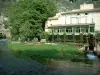 丰泰纳德沃克吕瑟 - 索尔格（河），酒店和树木