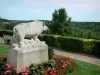 乌什地区孔谢 - 花园，装饰着野猪雕像，俯瞰着Rouloir山谷