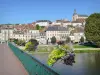 乔伊尼 - 横跨Yonne河的花桥，可以看到旧城区的房屋和圣让教堂的钟楼