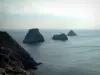 克罗宗半岛 - Pointe de Penhir及其三块岩石（Tas de Pois）在海中排列（Iroise Sea）