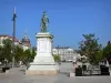 克莱蒙费朗 - Place de Jaude：Desaix将军雕像，广场上装饰着树木和城市建筑