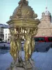 克莱蒙费朗 - 华莱士喷泉女像柱，Jaude地方，Saint-Pierre-les-Minimes教堂的圆顶和背景中的电车轨道