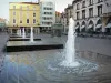 克莱蒙费朗 - 来自Place de Jaude的喷射水，商店和建筑物外墙