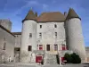内穆尔 - 内穆尔（城堡博物馆）中世纪城堡：房子的门面由圆的塔侧了