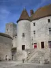 内穆尔 - Logis，其圆形塔楼和中世纪城堡（城堡博物馆）的广场