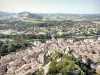 冠 - 从Crest地牢的露台观看老城区的屋顶和Drôme的山谷