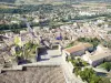 冠 - 中世纪城市的屋顶和Drôme的山谷的看法从冠的塔的顶端