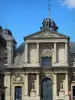 凡尔赛宫 - 凡尔赛圣母院教堂的正面