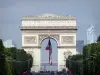 凯旋门 - 从香榭丽舍大街（Avenue des Champs-Elysées）观看凯旋门（Arc de Triomphe）
