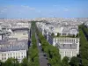 凯旋门 - 巴黎和小山蒙马特看法在从全景大阳台的背景中