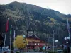 勃朗峰 - 在夏蒙尼（Chamonix）：秋季南针（Aiguille du Midi）缆车，旗帜和森林的出发