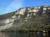南图亚湖 - 山上有石灰石悬崖俯瞰湖面;在Upper Bugey