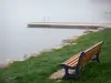 南图亚湖 - 俯瞰湖面的长凳;在Upper Bugey