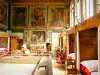 博纳的收容所 - 圣胡格斯房间，有床和壁画