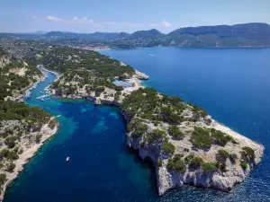 卡兰克斯国家公园 - 港口的Calanque-Miou和地中海从天空