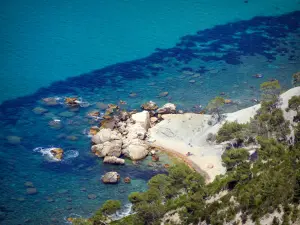 卡兰克斯国家公园 - 绿松石水域中的小野滩和岩石