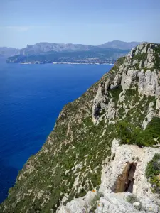 卡兰克斯国家公园 - 沿山脊路俯瞰大海的悬崖