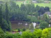 卢瓦河谷 - 从Troglodyte村庄Trôo的山丘，俯瞰河流（Le Loir），树木和房屋