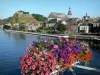 吉维特 - 位于Ardennes地区自然公园的Valléedela Meuse：俯瞰默兹河，Charlemont堡垒，Saint-Hilaire教堂以及用鲜花装饰的默兹桥的城市房屋