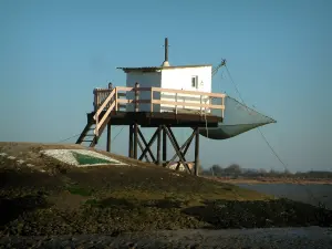 吉龙德河畔梅斯谢尔 - 渔夫在高跷上的小屋有悬挂的pla鱼（渔网）