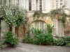 国宾 - Cour de Rohan：带有房屋的小型华丽庭院