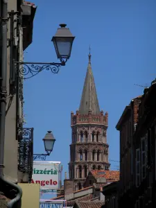 图卢兹 - 圣徒Sernin大教堂八角型钟楼，老镇的路灯柱和房子