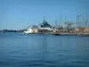 土伦 - 地中海，港口风船和军用船在背景中