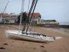 圣伊莱勒德里耶 - Sion-sur-l'Océan（海滨度假胜地）：沙滩上的双体船，房屋
