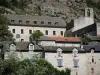 圣埃尼米耶 - 前本笃会修道院和村庄的外墙