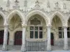 圣康坦 - 华丽的哥特式市政厅的雕刻的门面